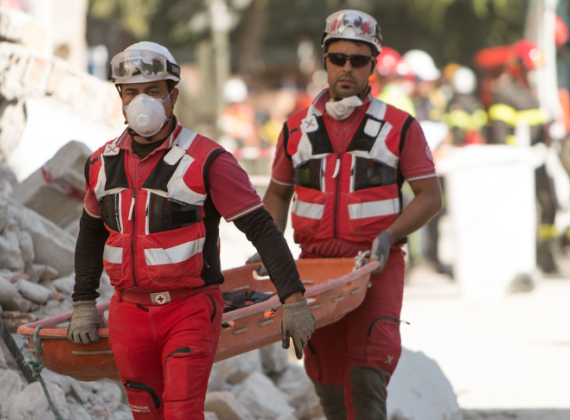 Deux hommes portent une civière